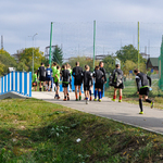 Kładka przez rzekę Białą oraz ścieżka pieszo-rowerowa zrealizowana w ramach Budżetu Obywatelskiego 2014. Na zdjęcie grupa młodzieży przebiega przez kładkę