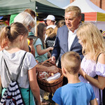 Podczas festynu na osiedlu Bacieczki Prezydent Białegostoku rozmawia z mieszkańcami i rozdaje gadżety