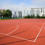 Zdjęcie przedstawia wielofunkcyjne boisko z bieżnią przy ulicy Narewskiej wybudowane w ramach Budżetu Partycypacyjnego 2015