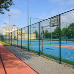 Zdjęcie przedstawia wielofunkcyjne boisko z bieżnią przy ulicy Wiatrakowej wybudowane w ramach Budżetu Partycypacyjnego 2015
