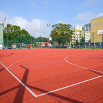Zdjęcie przedstawia wielofunkcyjne boisko z bieżnią przy ulicy Wierzbowej wybudowane w ramach Budżetu Partycypacyjnego 2015