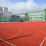 Zdjęcie przedstawia wielofunkcyjne boisko z bieżnią przy ulicy Wierzbowej wybudowane w ramach Budżetu Partycypacyjnego 2015
