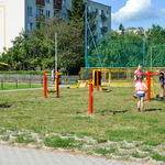 Na zdjęciu siłownia pod chmurką