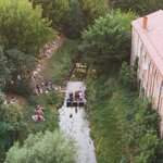 Zdjęcie zrobione z lotu ptaka z widokiem na Rzekę Białą, na której gra kapela. Na brzegiem są ludzie.