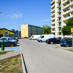 Parking dla mieszkańców ulic Zagórnej i Jarzębinowej z zaparkowanymi samochodami, w tle widoczny sklep Biedronka