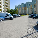 Parking dla mieszkańców ulic Zagórnej i Jarzębinowej z zaparkowanymi samochodami