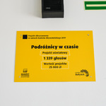 Żółta tabliczka informacyjna dotycząca projektu 