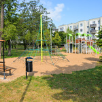 Plac zabaw: linarium oraz zadaszana ławka