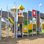 plac zabaw dla dzieci składający się z zespołu zjeżdżalni, pomostów, wież i drabinek