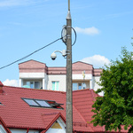 Kamera monitoringu zamontowana na słupie oświetleniowym
