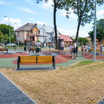 Dzieci bawią się przy trampolinach