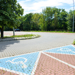 Parking z nawierzchnią z kostki brukowej z wyznaczonymi miejscami dla osób z niepełnosprawnościami
