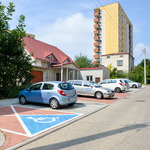 Parking z miejscami parkingowymi dla osób z niepełnosprawościami