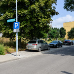Miejsca parkingowe wzdłuż jezdni