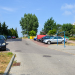 Samochody osobowe zaparkowane na parkingu