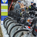 Stacja Biker przy przystanku autobusowym - na pierwszym palnie rowery, za którymi stoii grupa ludzi.