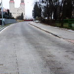 Ciąg pieszo-jezdny między ulicą Świętokrzyską i Narewską.