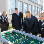 Prezydent Białegostoku, Dyrektor III Liceum oraz młodzież grają w piłkarzyki