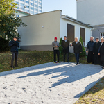Prezydent Białegostoku, Dyrektor III Liceum, 2 duchownych oraz nauczyciele stoją przy skoczni do skoku w dal