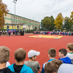 Zebranie dzieci wokół boiska szkolnego