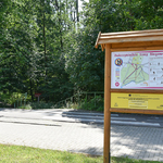 Tablica informacyjna z mapą Zwierzynieckich tras biegowych