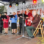 Występ artystyczny seniorów na scenie.