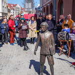 Pomnik młodego Ludwika Zamenhofa, wokół zgromadzeni są mieszkańcy