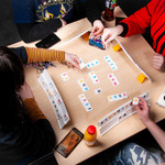 4 uczniów gra w planszówkę Rummikub
