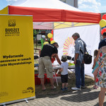Namiot Miasta Białystok, żółty rollup informujący o realizacji festynu ze środków budżetu obywatelskiego.
