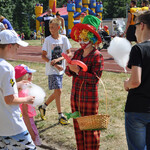 Klaun rozdaje dzieciom balony