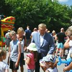 Prezydent Białegostoku rozdaje dzieciom cukierki