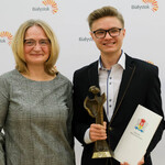 Laureat nagrody z nauczycielką.
