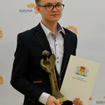 Laureat nagrody ze statuetką.