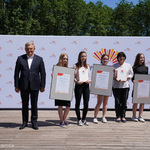 Prezydent z laureatami na scenie