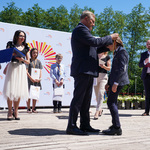 Prezydent zakłada medal laureatowi