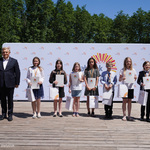 Prezydent z laureatami na scenie