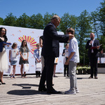 Prezydent zakłada medal laureatowi