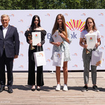 Prezydent z laureatami na scenie