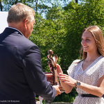 Prezydent wręcza statuetkę laureatowi