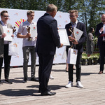 Prezydent wręcza dyplom  laureatowi