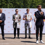 Laureaci na scenie. Młody mężczyzna przemawia z mikrofonem