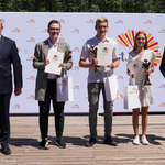 Prezydent na scenie z laureatami