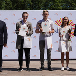 Prezydent na scenie z laureatami
