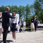 Prezydent zakłada medal laureatce