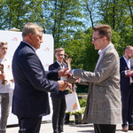 Prezydent wręcza statuetkę laureatowi