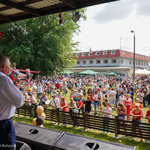 Prezydent na scenie. Przed sceną ludzie w różnym wieku.
