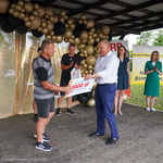 Prezydent wręcza nagrodę mężczyźnie.