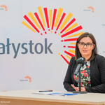 Kobieta siedząca za stołem konferencyjnym