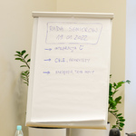 Tablica do której przyczepiono dużą kartę z odręcznie napisanym tekstem Rada Seniorów 19.01.2022, integracja, cele, priorytety, narzędzia, tryb pracy.