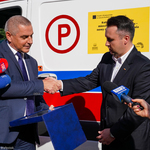 Przemysław Tuchliński, zastępca Prezydenta Białegostoku przekazuje ambulans, Wojewódzkiej Stacji Pogotowia Ratunkowego w Białymstoku